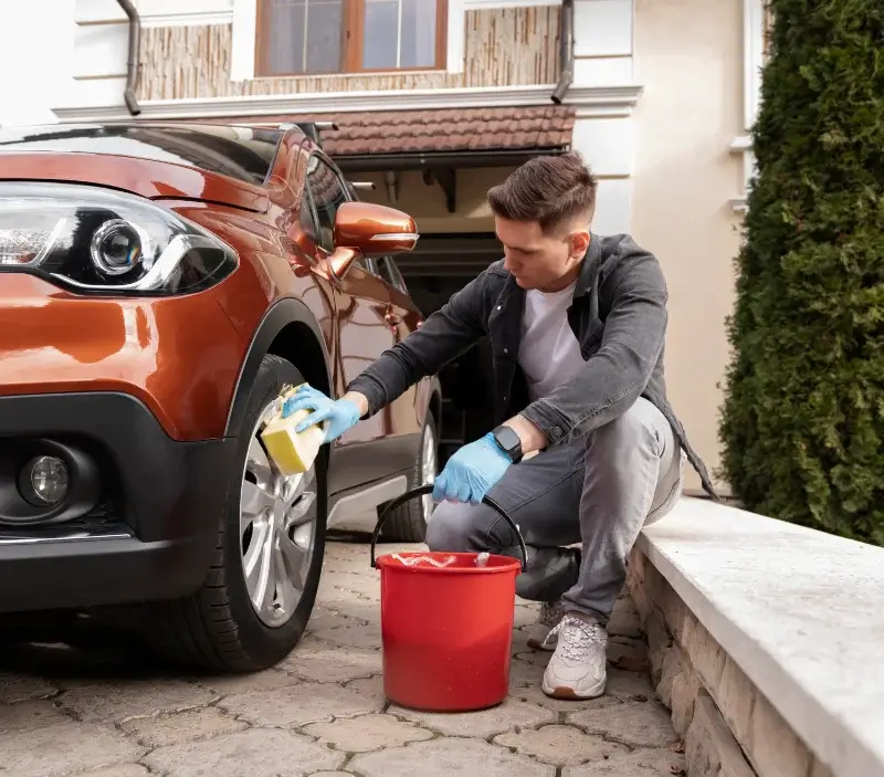 Lavage auto à domicile Treis-Sants-en-Ouche : professionnel intervenant sur un véhicule